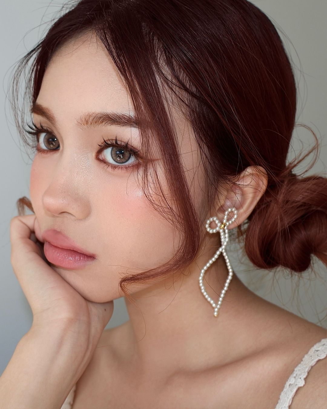 shoujo manga makeup 🩰・ﾟ✧ i saw these pics on pinterest and loved the shiny peach & pink blush combo ꈍ .̮ ꈍ my new summer blush ・ﾟ✧

#makeup products:
@olens_contactlens colored contacts ("nella ash beige")
@giorgioarmani luminous silk perfect glow flawless foundation ("4")
@lauramercier pink translucent loose setting powder ("tone-up")
@hudabeauty @hudabeautyshop wild obsessions eyeshadow palette ("tiger") — ✏️ i used a yellow eyeshadow as blush bc it mixes with pink better to create a peach tone..using peach blush with pink blush won't create the gradient as well 
@guccibeauty luminous matte beauty blush ("07 true pink") — ✏️ since i used yellow as the base shade, i used a cool toned pink blush in the center so it wouldn't be too warm toned! 
@cliocosmetics_global prism highlighter ("01 gold sheer") — ✏️ i applied only a fingertip of this on the top of each cheek to match the reference photo
@colourpopcosmetics bff creme gel liner ("sunnyvale")
@yesstyle mogugu false eyelashes ("1125462582")
@anastasiabeverlyhills brow wiz ultra-slim precision eyebrow pencil ("auburn")
@periperaofficialusa ink the velvet lip liner ("rosy nude")
@yslbeauty loveshine lip oil stick ("44 nude lavalliere")