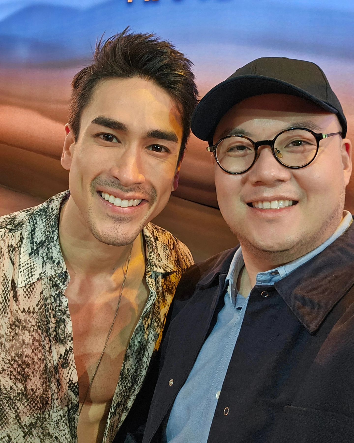 คุ้มค่าแก่ 17 ปีที่รอคอย ฟ้าจรดทรายกลับมาอย่างยิ่งใหญ่ งดงามทุกองค์ประกอบ ทั้งเพลง (ที่ร้องตามได้ทั้งเรื่อง) องค์ประกอบศิลป์ เสื้อผ้า ฉาก แสง โคตตตตตตรสวย อองซอมคือเริ่ดไม่ไหว เอาใจไปเลย Choreography คือวิจิตรมาก 

และไม่พูดถึงไม่ได้คือทัพนักแสดงหลัก ไม่ได้อวยเกินจริง แต่ณเดชน์คือพระเอกมิวสิคอลที่ดีที่สุดเท่าที่เคยดูมา ทั้งร้องทั้งแสดง world class สุดๆ / น้องแก้มนางเอกเสียงสวรรค์ แม่นกไนติงเกลแห่งฮิลฟารา / เก่ง ธชย ตีความโอมานออกมาได้โคตรน่าสนใจ แปลกใหม่มาก ไม่อยากสปอยล์ไปดูเอง  / พี่กบเป็นองค์อาเหม็ดที่สุขุมลุ่มลึกมาก / หนูนา คือที่สุดนะ ทั้งเสียงร้องทั้งการแสดงที่พลิกบทบาทขนาดนี้ ยืนปรบมือเลย 

อย่ารอช้า ไปสัมผัสประสบการณ์ละครเวทีเรื่องยิ่งใหญ่แห่งปีนี้กันเถอะ 

ขอบคุณพี่บอย และทีมงานซีเนริโอที่เนรมิตละครเวทีเรื่องนี้มาให้พวกเราดูครับ