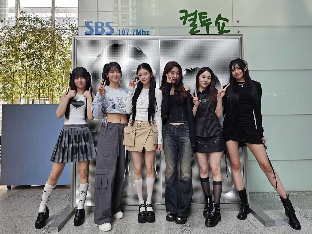 [📸EVERGLOW]

24.06.16 #두시탈출컬투쇼

🎀엡둥이들 오랜만에 컬투쇼 등장🎀

엡둥이들의 A to Z 알아가는 시간❔ 
너무 좋아요 더 주세요🥹

일요일까지 에버글로우로와 함께하니
다가오는 월요일❓무섭지 않음👊

어둠 속에 홀로 춤을 추는 이 불길🔥
Never dying🧟‍♀

#EVERGLOW #에버글로우
#ZOMBIE
#이유 #시현 #미아 #온다 #아샤 #이런
#컬투쇼 #고막을털어라