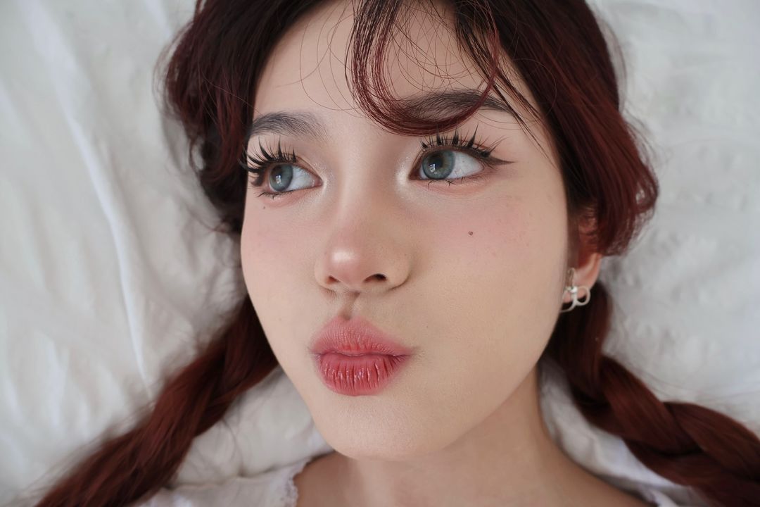 douyin makeup 𓊆ྀི❤︎𓊇ྀི i did a detailed breakdown on youtube covering this chinese full glam makeup you've probably also been seeing all over pinterest 🐰 a chinese viewer actually told me this is called "网感妆容" / "makeup that looks good on camera" in china! i love how the contour style adds so much more dimension to your features (◍•ᴗ•◍)

product highlights:
@olens_contactlens french aqua shine colored contacts
@flowerknows_global swan ballet embossed blush (01 niveous swan)
@guccibeauty luminous matte beauty blush (08 soft red)
@periperaofficialusa ink mood glowy tint (03 rose in mind + 05 cherry so what)
* full product list on yt