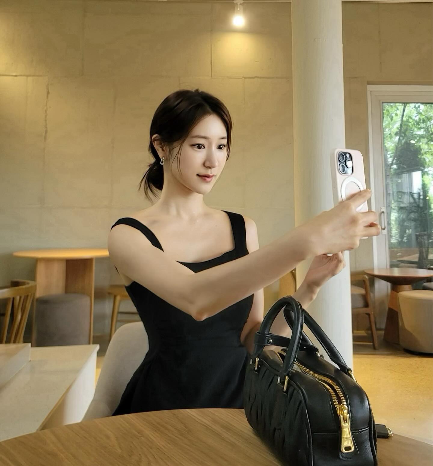 같은 옷 다른 느낌🤓

어떤 스타일이 더 잘 어울리나요?
차분? 발랄? 

#시몬스직영매장 #안성여행