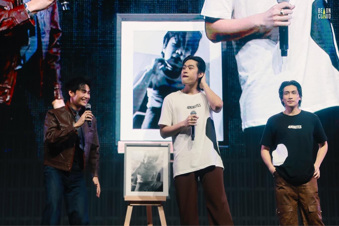 รวมภาพบรรยากาศช่วงการประมูลภาพจากโปรเจกต์ “The Sultriest 4MINUTES by APO” ภาพของนักแสดงจากซีรีส์ 4MINUTES ที่อาโปของพวกเราได้มีโอกาสเป็น Creative Director ในช่วงท้ายของงาน 4MINUTES FANCON : TRUTH BEHIND THE TIME เมื่อวันที่ 12 ตุลาคม 2567 ที่ Paragon Hall 

ในช่วงการประมูล อาโปได้เล่าเรื่องราวช่วงการทำงานการกำกับภาพให้แต่ละคนภายใต้เวลาและข้อจำกัด ภาพที่ออกมาคือสวยมากกกก มีมิติและมีความหมายทุกภาพ 

ชมภาพเพิ่มเติมได้ที่ Facebook : Be On Cloud

Creative Director Apo Nattawin 
APO X JOHN TODS EXHIBITION 

@apo555 @johntods 
#ApoNattawin #apocolleagues #ApoxTheSultriest4MINUTES 
#4MINUTESFancon