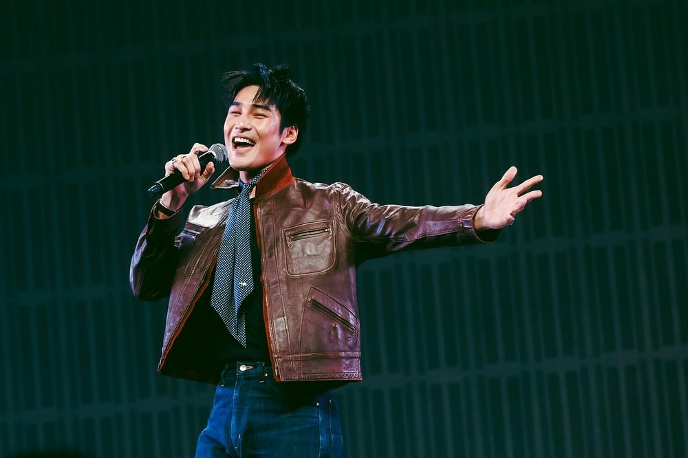 The Sultriest 4MINUTES by APO, Creative Director 👏🏻

ในงาน 4MINUTES FANCON ที่ผ่านมา มีการเปิดประมูลรูปถ่ายจากโปรเจกต์ The Sultriest 4MINUTES by APO ที่อาโปได้เป็นผู้กำกับภาพ (Creative Director) เป็นครั้งแรก พร้อมการจัดแสดง นิทรรศการภาพถ่ายผ่านมุมมองของอาโป ณัฐวิญญ์ กับช่างภาพชื่อดังอย่างคุณ JOHN TODS เป็นครั้งแรกที่หน้างานในครั้งนี้ด้วย

โดยยอดจากการประมูลทั้งหมดมอบให้กับมูลนิธิสถาบันเพื่อการวิจัยและนวัตกรรมด้านเอชไอวี Institute of HIV Research and Innovation (IHRI) แบบไม่หักค่าใช้จ่ายใด ๆ ทั้งสิ้น และการประมูลในครั้งนี้สามารถปิดยอดไปได้ถึง 608,000 บาท 

ดีใจและภูมิใจที่ได้เห็นผลงานอีกรูปแบบที่อาโปได้ทำ และออกมาดีมาก 👏🏻 

Creative Director Apo Nattawin 
APO X JOHN TODS EXHIBITION 

@apo555 @johntods 
#ApoNattawin #apocolleagues #ApoxTheSultriest4MINUTES 
#4MINUTESFancon