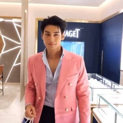 มาฉลองครบรอบ 35 ปี King Power เลือก shop สินค้าที่คุณชอบพร้อมรับความพิเศษมากมาย มา shop กันเยอะๆ นร้าาา

KING POWER DELIGHTS AND SURPRISES “BIRTHDAY CELEBESTION ฉลองได้สุด ความสุขแห่งปี เป็นไปได้”

APO DELIGHTS AND SURPRISES 

@apo555 @kingpowerofficial @piaget 
#ApoNattawin #apocolleagues #KingPowerBirthdayxApo 
#KingPowerBirthdayCeleBESTion #DelightsAndSurprises35th