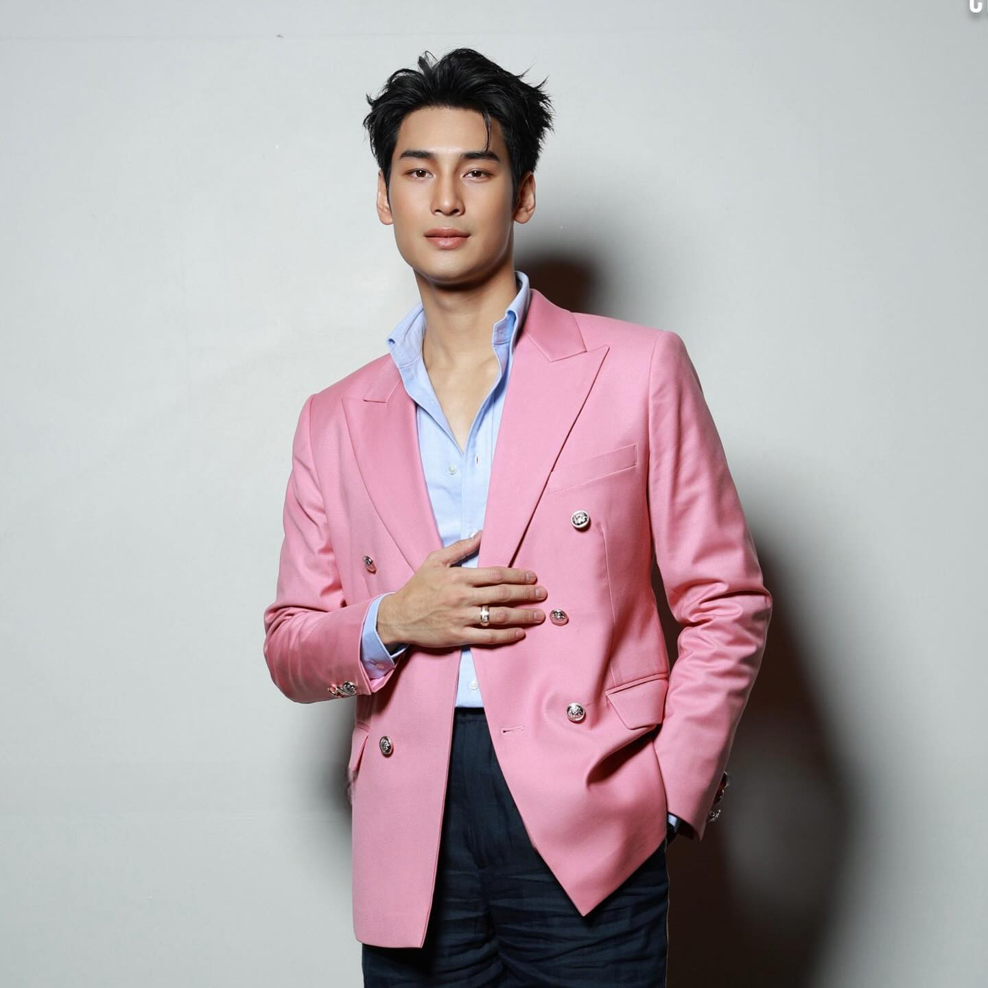 KING POWER DELIGHTS AND SURPRISES “BIRTHDAY CELEBESTION ฉลองได้สุด ความสุขแห่งปี เป็นไปได้“ 

ลุคหล่อกับเครื่องประดับสวยๆ ประกายยย ✨🥰

APO DELIGHTS AND SURPRISES 

@apo555 @kingpowerofficial 
#ApoNattawin #apocolleagues #piaget #KingPowerBirthdayxApo 
#KingPowerBirthdayCeleBESTion #DelightsAndSurprises35th