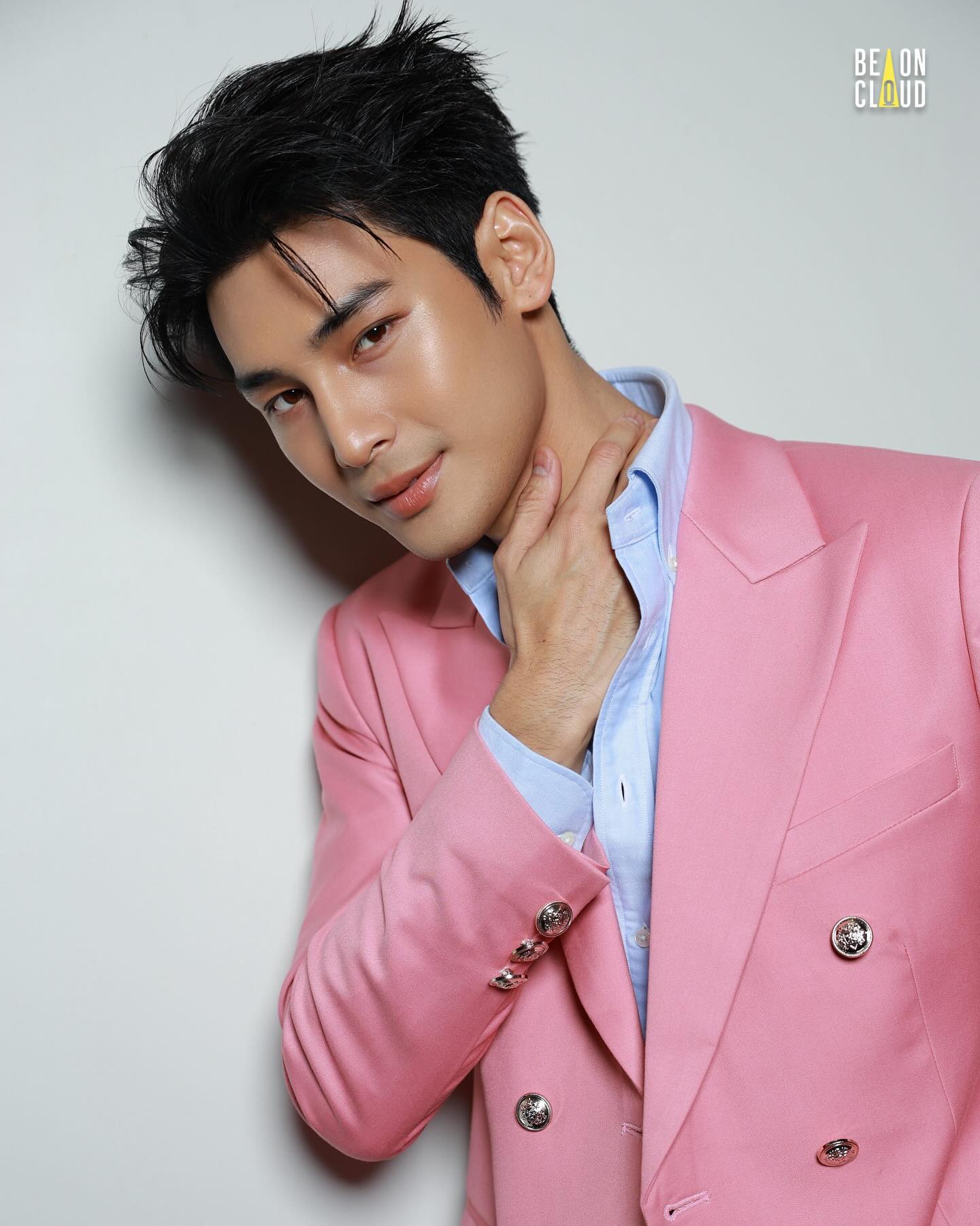 KING POWER DELIGHTS AND SURPRISES “BIRTHDAY CELEBESTION ฉลองได้สุด ความสุขแห่งปี เป็นไปได้“ ✨

ลุควันนี้หวานจับใจ🥰 

APO DELIGHTS AND SURPRISES 

@apo555 @kingpowerofficial 
#ApoNattawin #apocolleagues #KingPowerBirthdayxApo 
#KingPowerBirthdayCeleBESTion #DelightsAndSurprises35th