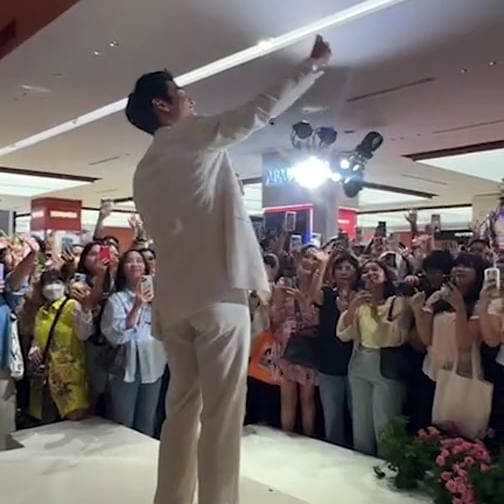 Say hi หลังจบงานกันหน่อย 🥰

APO IN CENTRAL FLOWER SHOW

@apo555 
#ApoNattawin #apocolleagues 
#CentralAnniversaryxApo
#CentralAnniversary2024 #Central77thAnniversary