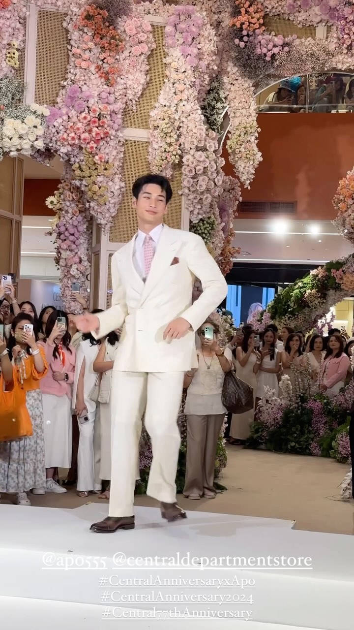 Step dance ของอาโปวันนี้ไม่ธรรมดา 🕺 อาโปเก่งมาก >< 

APO IN CENTRAL FLOWER SHOW

@apo555 @centraldepartmentstore 
#ApoNattawin #apocolleagues 
#CentralAnniversaryxApo
#CentralAnniversary2024 #Central77thAnniversary