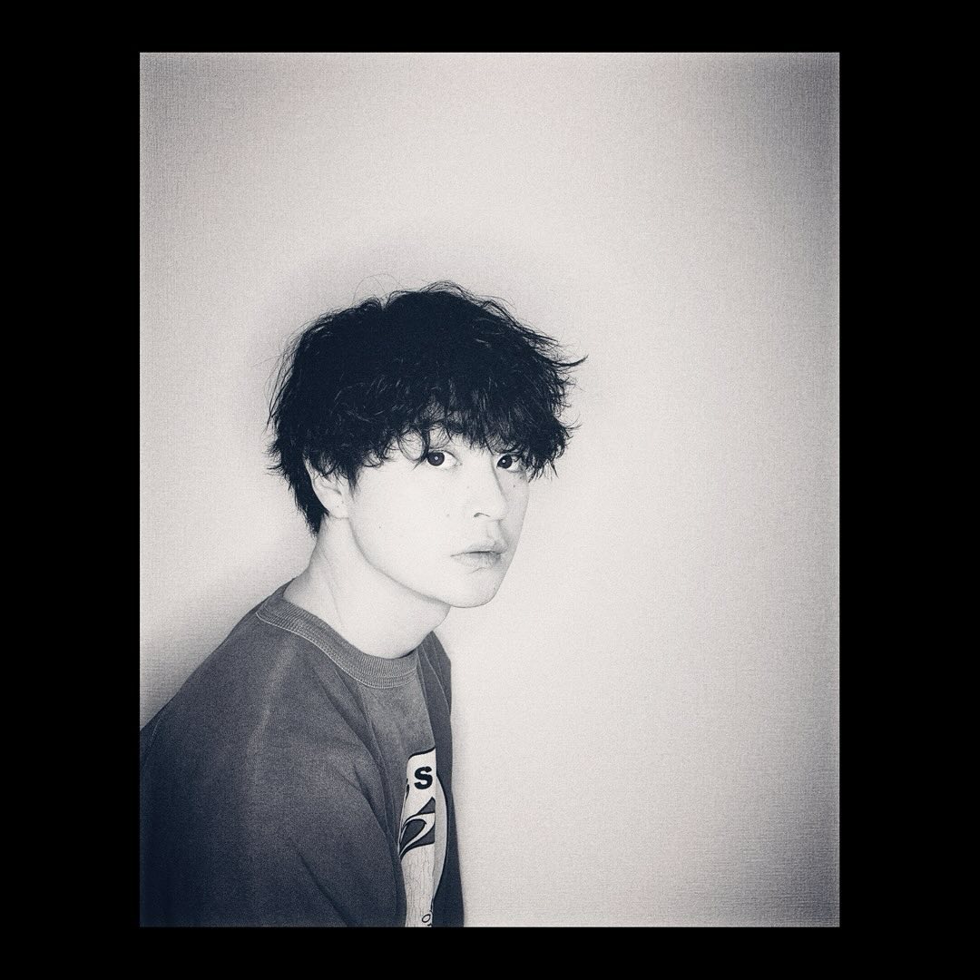 フジテレビで1月からスタートする月9ドラマ『119エマージェンシーコール』に出演します。

僕が演じる兼下は不器用で、過去に起きたある出来事に囚われ、そんな自分と闘っています。ひとつひとつの感情を丁寧に、しっかり捉えて演じていきます。

清野さんをはじめ、指令管制員の皆さんとは現実でも良いチームになっていきたいので、撮影は始まったばかりですが、積極的に皆さんとお話していきたいなと。