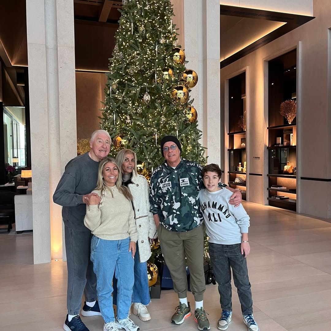 Wishing you a wonderful Christmas full of happiness and health!
#jcvd #vandamme #christmas 
@la_reserve_knokke