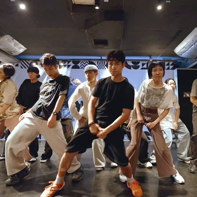 🔫🚷

i’ve been working on this piece for a while now and it naturally became a thing that everyone started to try as well. i can’t even begin to tell u how happy it makes me to see thousands of yall just trying this for fun. that’s all i’ve ever wanted to do with dance. to share my experience of music and movement with the world. 

HUGE shoutout to all my incredible students in japan. you guys get better and better every single time i come back. 

#seanlewchoreography
@offsetyrn 
@endancestudio