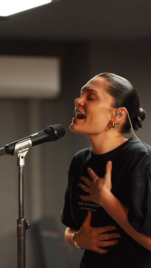 “It’s so nice to be home, I’m so happy to be here” 

🥹 

LOVE my team. Missed them and this so much. Can’t wait for @bbcradio2 tomorrow 🌅