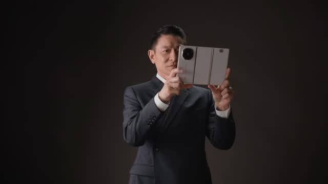 从容开合，自成节奏。听刘德华先生诠释他的人生节奏，一同感悟非凡。#华为MateXTs非凡大师 #见非凡 

#AndyLau #劉德華 #華仔 #刘德华 #华仔 #TeamAndyLau #ANDYLAUoX #AndyLauxHuawei #MateXTs