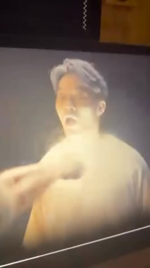 偶爾出現，沒有心撕裂肺，卻心有戚戚焉。
傷膝，卑微。
雙失，失去你而遺忘自己。

中秋節快樂，人月兩團圓。

#傷膝青年 #胡太好擔心我冇飯食
#導演send俾我 #AI 
#我笑到傻咗