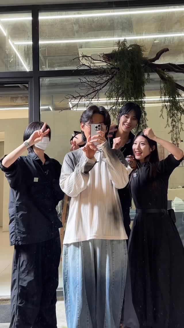 -
Neeeeeewww-♡
하반기 중간학기 시작--!

앞으로는
또 얼마나 멋있을지 기대되는 우리 주니어팀-!

유나님의 시그니처 포즈도 따라해보고
더욱 더 채우고 함께 성장하는 시간-♥︎

6개월 또 다시 화이팅-♡

All you need is kiae♥︎
@kiae_official 

#키에 #키에한남 #한남동미용실
#헤어디자이너 #미용인턴 #미용교육