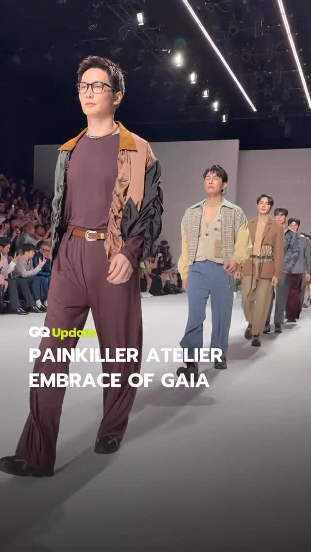 #GQUpdate เพนคิลเลอร์ อเตริเยร์ (#Painkiller) เปิดตังคอลเล็กชั่นประจำปี 2025 ในชื่อ Embrace of Gaia ที่เป็นการชวนตั้งคำถามว่า “เราจะกลับมาเป็นมนุษย์ได้อย่างไร” ผ่านเสื้อผ้าที่ถูกออกแบบให้เสมือนาการโอบกอดและสร้างสมดุลใหม่กับธรรมชาติ ผสานความแข็งแรงของ Outdoor Gear เข้ากับความเรียบเท่ของ Workwear โดยใช้โทนสีที่สะท้อนความหลากหลายทั้งของป่าและเมือง อาทิ Sky Blue, Forest Green และ Concreate Grey
.
Reported by @greatkickapoo

#GQ #GQThailand 
#BIFW #BIFW2025