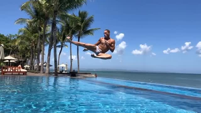 Have fun and enjoy the weekend!
#jcvd #vandamme #legend