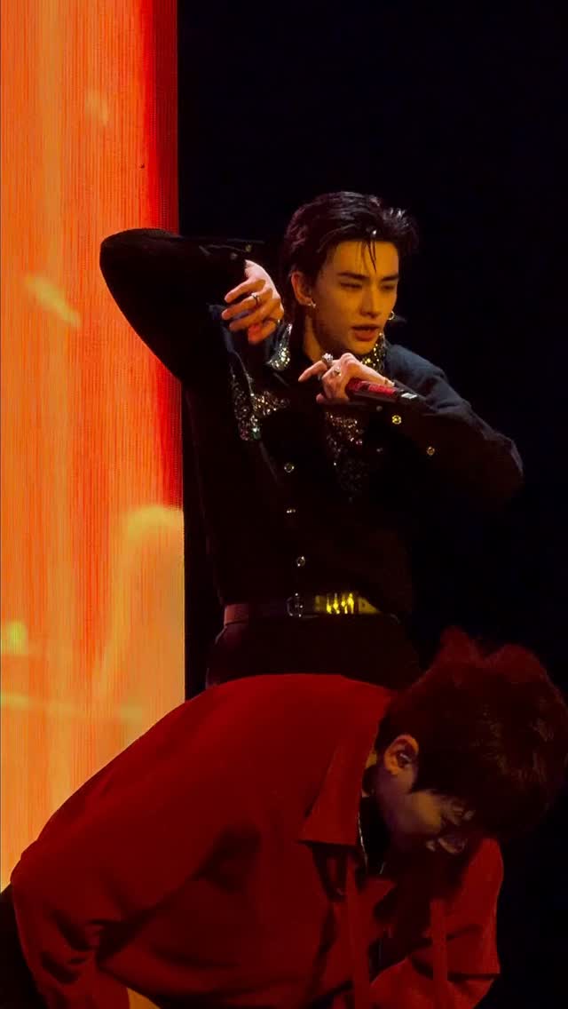 “ESCAPE” by Hyunjin 📹

#StrayKids #스트레이키즈 
#현진 #Hyunjin
#ESCAPE
#dominATE 
#dominATE_celebrATE 
#dominATE_Encore_In_Korea 
#YouMakeStrayKidsStay