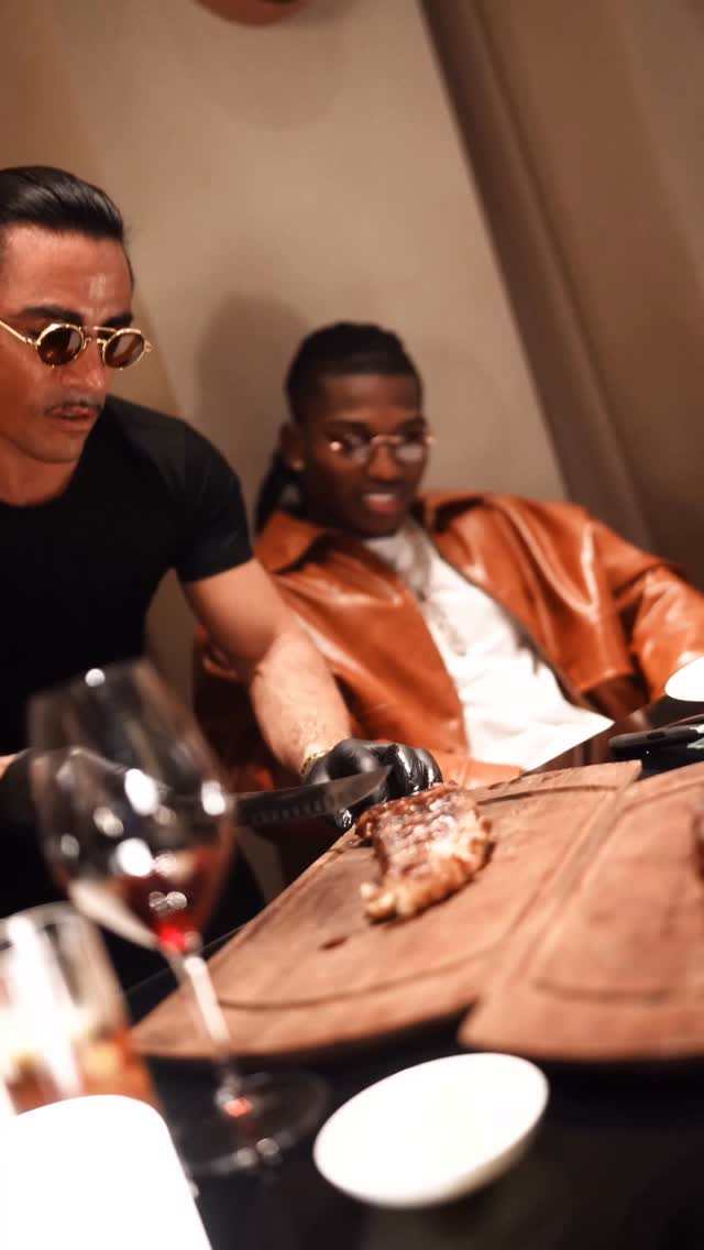 Grande attaccante sul campo e a tavola @acmilan @iamrafaeleao93  #saltbae #saltlife #salt