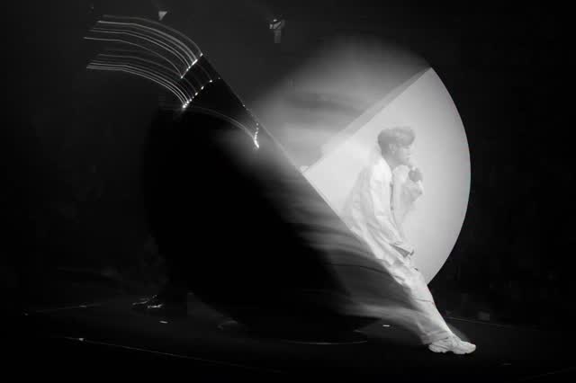 #秋葉緣 mv找數緣曲 💯
謝謝 @yoyosmusicland 的新詞：
「枯藤老樹昏鴉
凋零了舊傷疤
光暗方圓之間
劃破黑與白
枯藤老樹昏鴉
歲月如秋 消逝短暫
或會害怕 害怕幻化 幻化牽掛 

枯藤老樹昏鴉
凋零了舊傷疤
光暗方圓之間
劃破黑與白 飄散 
枯藤老樹昏鴉
歲月如煙 淹沒的落霞
掠過的仍舊璀璨
為雪白美夢留戀夏」

多謝所有一起創作的朋友 👏🏼
不用留戀夏，天涼就過秋 🍂

📷 @chnmngyng