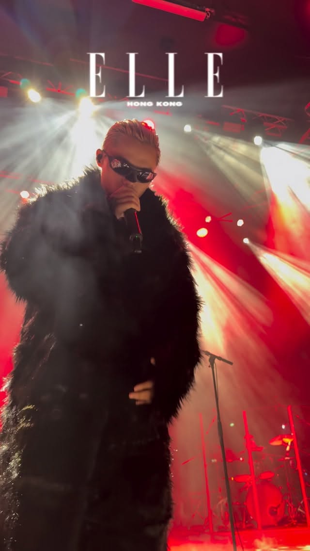 #湯令山 @gareth_tong 《Gareth.T – Prince of Sadness》演唱會英國站今晚於倫敦舉行，Wyman @concertyy 和吳君如 @sandrangky 亦有到場支持。Gareth以黑暗風格呈現全新主題「Prince of Sadness」，演唱多首耳熟能詳的歌曲如《#用背脊唱情歌》、《#蜚蜚》、《#去北極忘記你》、《#緊急聯絡人》、《#國際孤獨等級》等，更大騷小提琴技，令全場氣氛高漲🔥

#GarethTong @gareth_tong’s “Gareth.T – Prince of Sadness” UK concert took place in London tonight! Embracing a dark and moody aesthetic, Gareth brought his new “Prince of Sadness” theme to life, performing a string of fan-favorite hits including “用背脊唱情歌,” “蜚蜚,” “去北極忘記你,” “緊急聯絡人,” and “國際孤獨等級.” He even surprised fans by showing off his violin skills, igniting the stage with passion and energy🔥

👉🏻follow us @ellehongkong #editor_co #elleceleb #garetht #garethtong #garethtong湯令山 #湯令山garetht #garethtprinceofsadness #london #hksinger #hongkongsinger #hongkongmusic #concert #londonconcert