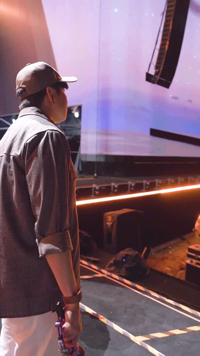 每一次的live舞台都是難得的聚會
DNA音樂節上更是釋出了兩首新歌全球首唱
《瞬間的瞬間》與《為你揭曉》的首演
有你們的參與就是最完美
再次謝謝 @layzhang 張藝興的邀約
#minivlog 帶大家看看當時的幕後！

From our very first meeting years ago to standing side by side once again with @layzhang on the DNA Music & Arts Festival stage, this time with a surprise reveal of our very first duet together. 💫
The #MiniVlog captures not just one, but both exclusive debut performances of “Twinkle Twinkle Life” and “Blink of Eternity” LIVE in Nanjing!