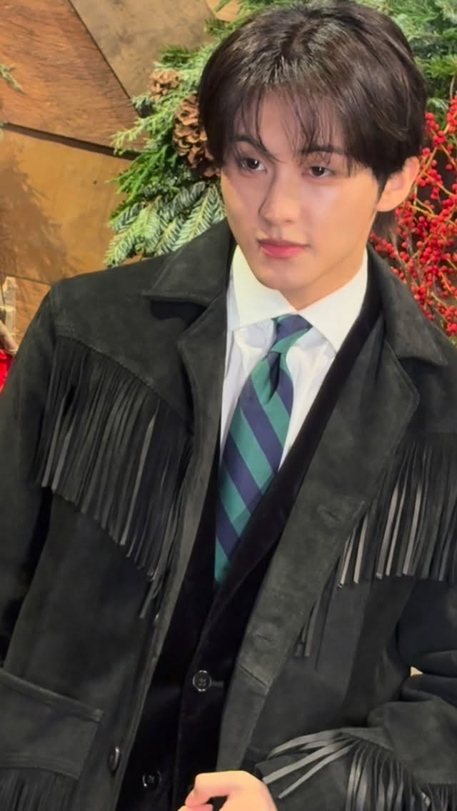 올겨울 위시템?! 마크랑 크리스탈이 입은 랄프 로렌 프린지 재킷이요!! ❤️

@RalphLauren @poloralphlauren 
#RLHoliday #RalphLauren #PoloRalphLauren