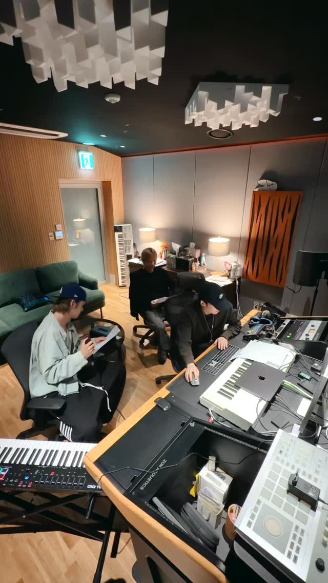 LIVE from the studio. #NOLABELS_PART01 🔥🔥🔥

2. Forever
3. Let Me Tell You (feat. Daniela of KATSEYE)
4. Do It