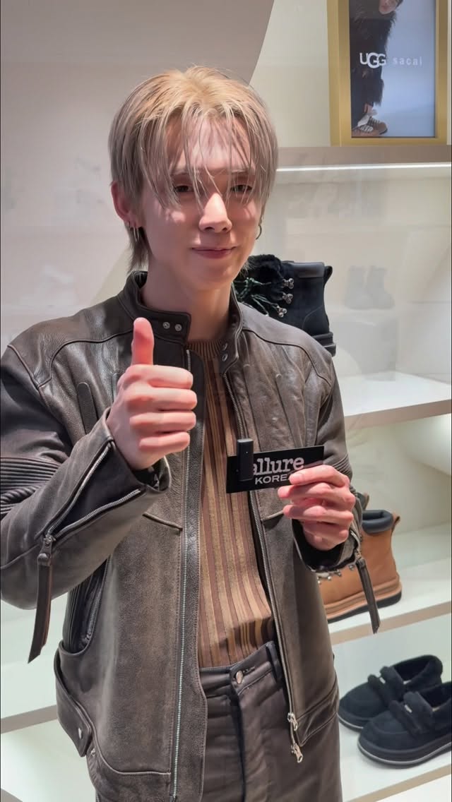 UGG X SACAI 두 번째 협업과 함께 어그 아이코닉 이노베이션 컬렉션을 선보이는 이곳은 어그 도산전문점! ⛄️🤍 앰배서더 연준부터 배우 정채연, 문상민과 아이브 레이를 만난 순간, 얼루어가 담아왔습니다 📹

EDITOR | 이유림 

@ugg_korea @sacaiofficial
#UGG #UGGDOSAN #UGGsacai #어그 #어그도산 #어그사카이 @j_chaeyeoni @yawnzzn @txt_bighit @reinyourheart @ivestarship @_sangmxn_ #yeonjun #tomorrowbytogether #jungchaeyeon #rei #ive #moonsangmin