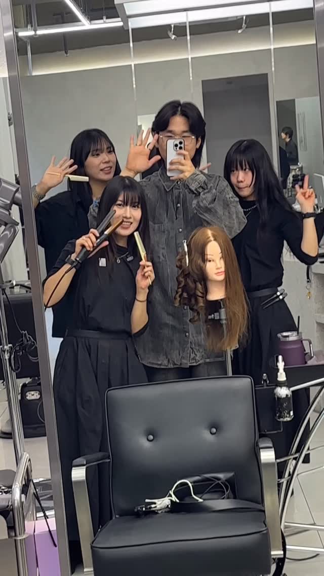 -
정규 교육스케줄이
많다는 핑계로 미루어 온 오랜만에 팀 교육 하는 날-☀︎
토리도 함께 출근 하기-♡

잘 하고 있는 부분도
한번 더 되돌아보고 무엇이 부족한지 확인하고 채우는
우리 민서님 @nnin_kiae 그리고 수아님 @sua_kiae -! ♥︎

제 고객님들은 아시겠지만
우리 팀원들이 칭찬받고 야무지게 잘 하는 이유는 
근무 전 후로 보이지 않는 곳 에서 늘 열심히 채우고 있어요♥︎

그리고
휘언 선생님에게 스카웃되어 
너무 잘 성장하고 있는 유나님
오전 일찍부터 스스로 연습하러 나온 인규님-

또, 열심히 교육해준
유림 부원장님과 이현님, 지수님, 지운님 까지-!

조금 이르게 하루를 시작한 모두에게 고맙고 응원합니다-♥︎

All you need is kiae 

#키에 #키에한남 #한남동미용실