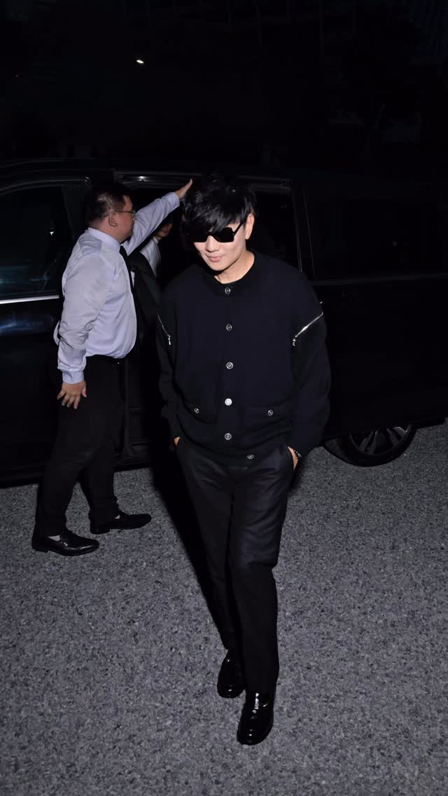 CHANEL Cruise 2025/26,
Lake Como to Singapore.
You saw silhouettes and steps.
I saw memory, identity, and a city that shaped me.

香奈兒2025/26早春度假系列
從科莫湖畔到新加坡
你眼簾裡是剪影與台步
而我的看見
是成就自己的記憶、歸屬、憧憬

Additional footage: @chanelofficial @bagaholicboy 

#CHANELCruise #CHANELShow