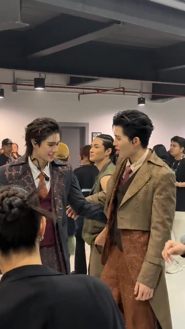 รถไฟขบวนวันนี้ ส่งผู้โดยสารถึงสถานีแห่งความสุขแล้ว 💖 ขอบคุณทุกคนที่มาร่วมเดินทางกับพวกเราใน #PondPhuwinFanconD2 สนุกกันหรือเปล่าครับบบ แถมมีเซอร์ไพรส์แบบเสิร์ฟไม่หยุดใน #MeAndTheeSeries หวังว่าทุกคนจะชอบและมีความสุขไปกับพวกเรา แล้วเก็บแรงมาสนุกกับพวกเราในวันพรุ่งนี้นะครับ 🛤️✨

‘POND PHUWIN Rendezvous FANCON’ 🚂 
📌 Buy Live Streaming Tickets 👉 shorturl.at/ioGXu
SEE YOU ON 2 NOV 2025 | Union Hall, Union Mall

#GMMTV