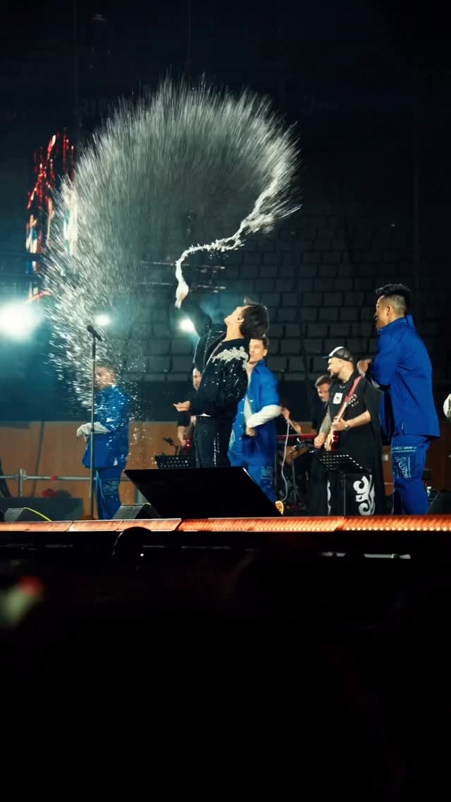 Muchísimas gracias al maravilloso pueblo español y a todos los que vinieron a Barcelona a mi concierto. Es una alegría inmensa sentir vuestro cariño. Mañana volamos a Londres, ¡nos vemos en el Wembley Arena! ❤️❤️❤️🇪🇸