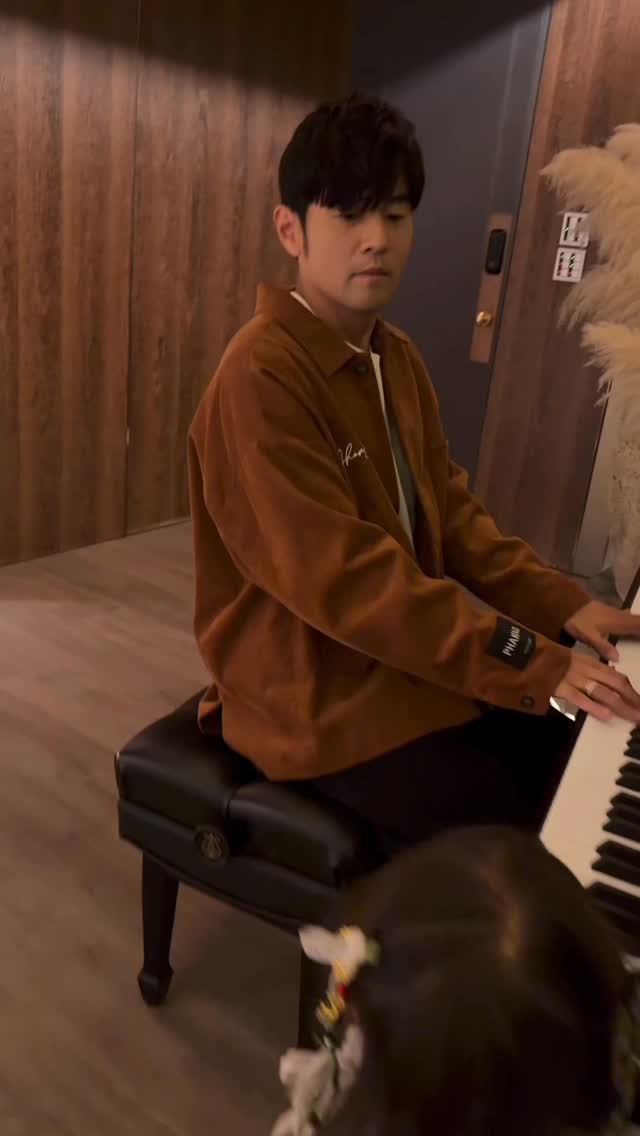 It’s that cozy Christmas time again. How are you planning to celebrate? 🎄🎁