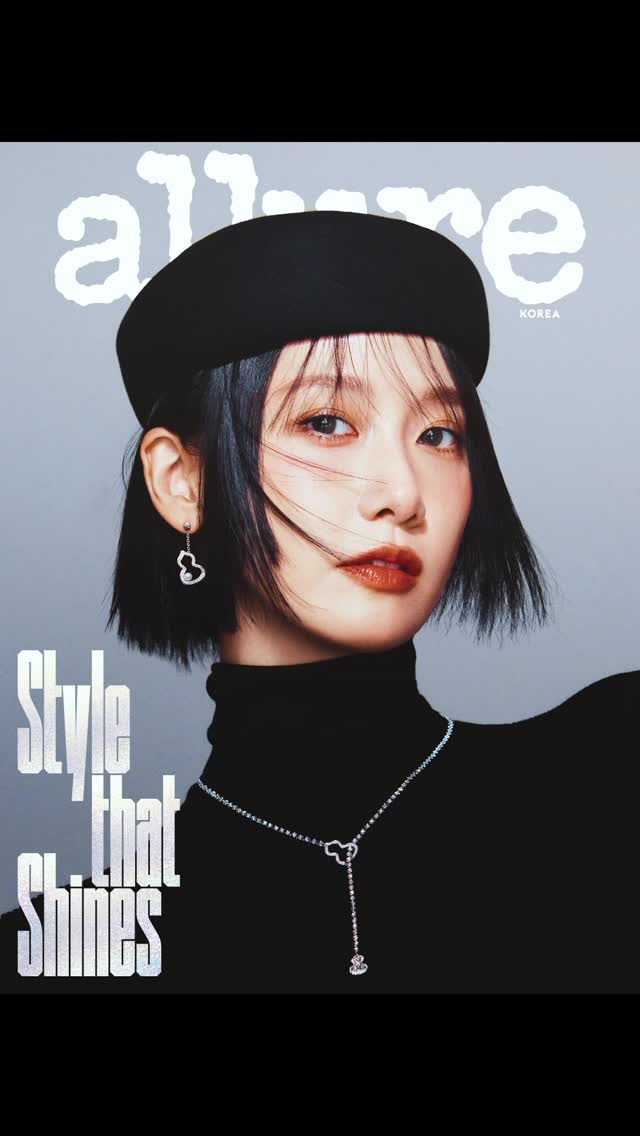#제작지원 #Allure_Cover
긴 머리로 익숙한 임윤아가 이번 화보에서 과감히 짧은 헤어 스타일로 변신을 감행했어요. 새롭고도 사랑스러운 모습, 그리고 행운의 의미를 담은 키린의 울루(Wulu) 컬렉션과도 근사하게 어우러졌습니다.

▫️배우 임윤아의 다채로운 3종 커버와 1종의 게이트 커버, 지금 프로필 링크에서 가장 먼저 만나보세요.

YOONA LIM fronts three covers and a gatefold for <Allure Korea>’s December issue. Discover them now via the profile link.

EDITOR l 김지은, 황선미
FEATURE EDITOR | 허윤선
DESIGNER | 나유진
PHOTOGRAPHER | 김신애 
VIDEO | 황상준 
STYLIST l 이보람
HAIR l 조미연
MAKEUP l 정수연
SET | 장양미
ASSISTANT l 고은

#키린 #Qeelin #QeelinJewellery @qeelinjewellery #임윤아 #윤아 #LIMYOONA #YOONA @yoona__lim