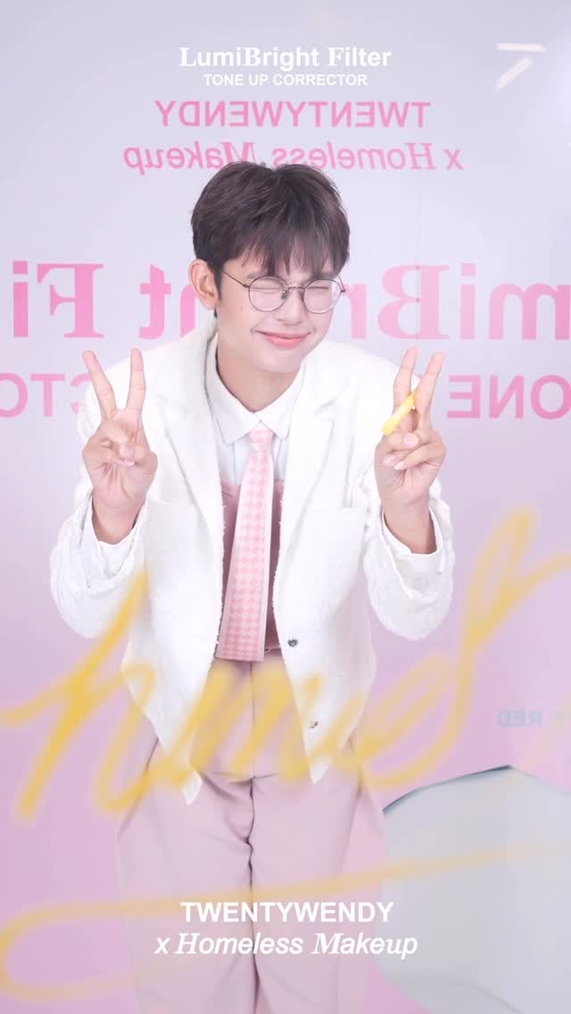 เปิดแล้วจ้า 💖
@twentywendy 
Makeup @muham.makeup 
Hair @nuttyhairr 
Stylist @s.spritenarakza 

#twentywendy 
#lumibrightfiltertoneupcorrector