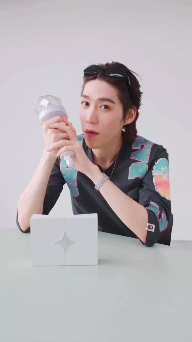 ✨Accessorizing Lesson with #StellarisCollection

Unboxing PP KRIT OFFICIAL LIGHT STICK VER2 Accessories 📦💫

มาส่องดีเทลของแต่ละชิ้นว่ามีอะไรบ้าง แล้วมาตกแต่งแท่งไฟไปด้วยกันนะ!

🙌🏻Grab yours now! at www.waawbkk.com

Price: THB 1,800/box

#PPKritLightStickAccessories
#PPKritLightStickVER2
#PPKritEntertainment #PPKritt