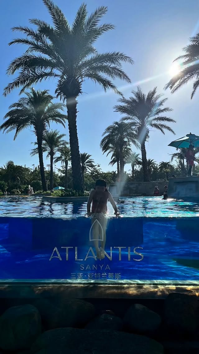 今次真係快閃三亞，因為原來坐飛機1個鐘頭10分鐘就已經到咗, 快到令老母驚嘆😱 

今次入住嘅Atlantis酒店, 老母要比無限個good. 酒店超乾淨枕頭張床好好瞓Good! 唔知係咪呢個季節去, 去到邊度都竟然唔係好多人, so good!!!!! 三日兩夜可以完全唔使出園區，一啲都唔覺得悶, 勁good! 有得夾公仔有得做勞作去到邊都可以同海洋生物接觸,又見到好多唔同種類嘅魚魚, 好似喺個水底度行走咁! 文靜嘅可以睇C show, 放電嘅可以去水世界同陽光玩遊戲! 而Lu仔最鍾意嘅就當然就係餵食魔鬼魚同小白鯨嘅甜蜜互動啦！我覺得坐一程飛機純粹同小白鯨握個手仔kiss下摸吓佢, 都係絕對非常超級無敵值得, 事關條小白鯨實在係太太太可愛了! OMGOMGOMG!你摸摸佢嘅時候佢仲會好陶醉咁瞌埋雙眼㗎😍😍😍 

除咗小白鯨，小朋友原來仲可以同海獅影相啦, 喺個水族館裏面深潛啦！仲可以順手做啲正經嘢, 教育lu仔好好愛護我哋嘅海洋同地球, 用少啲塑膠製造少啲嘅垃圾, 海洋生態先至可以keep住健康同繽紛! 

學lu仔話齋，去旅行冇嘢食真係會死😂😂😂 同佢去旅行其實都好擔心食呢方面滿足唔到佢會crycry😆 不過睇片大家就知道酒店嘅伙食冇令佢失望 , 就算food court都完全冇揸流攤 , 非常驚喜! 最正係個焦糖爆谷, 停唔到口最尾返到香港係食到喉嚨痛嘅🫠

臨走嗰晚同Lu仔傾偈，我捉住佢隻肥豬手話你睇吓你隻手肥嘟嘟真係好有福氣. 佢傻豬豬樣問我佢有冇福氣. 我話好似而家你咁有得玩, 有得瞓, 有得食, 有個健康嘅身體, 呢啲梗係叫有福氣啦！跟住佢話: 唔係呀，媽媽你之前話仲一定要有得屙屎, 先算係有福氣呀! 我即時笑到又差啲碌咗落床(好彩今次酒店張床夠大) 

其實媽媽想講, 我今生最大嘅福氣, 係有你呢兩個咁funny又好似幾生性嘅女🤭, 同我一齊創造呢啲咁難能可貴嘅moments! 等我再訓練吓妹妹搭長途車嘅耐性，下次就可以帶埋妹妹一齊再嚟三亞 atlantis 酒店go crazy and have fun 啦! #一路剪片都覺得成個trip超好玩 #好想快啲再去啊❤️ @atlantis_sanya