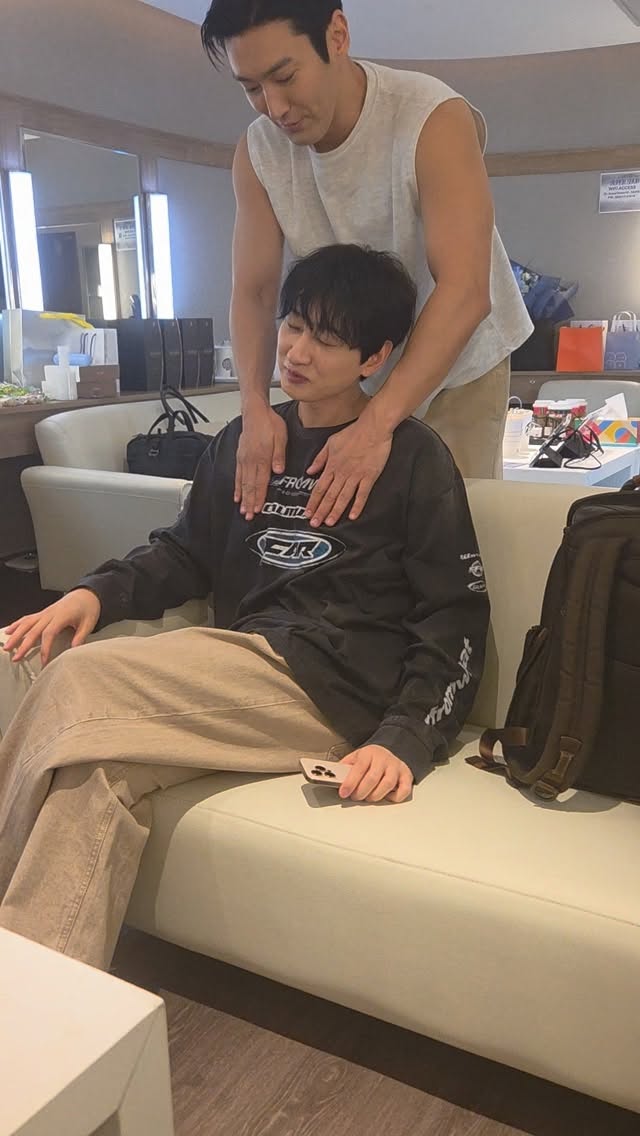 아니 내 사진첩엔ㅋㅋㅋㅋ
내가 셀카를 아예 안찍으니까
슈퍼쇼 관련 사진은 하나도 없고
죄다 이런 것 뿐이네ㅋㅋㅋㅋ🤣

이혁재 지금 앙탈부리는거 아님
실제로 진짜 아픔. 최시원 악력 굿🤌