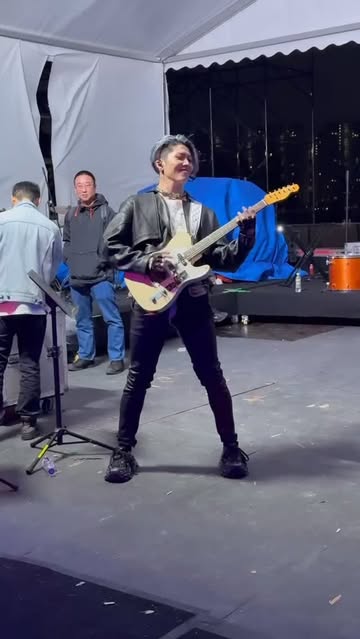 The way the guy behind me is looking at me… so suspicious lol

後ろのおじさん、完全に俺のこと怪しんでるよね。笑

💯🎸🙋🏻‍♂️