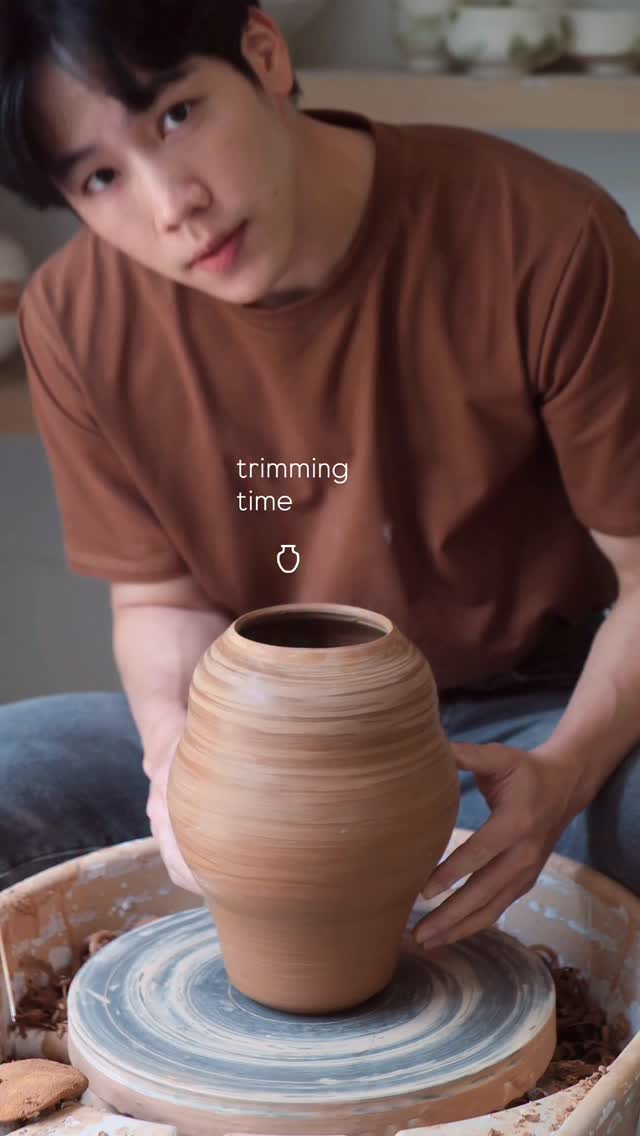trimming time 𐃡
#ceramics #pottery