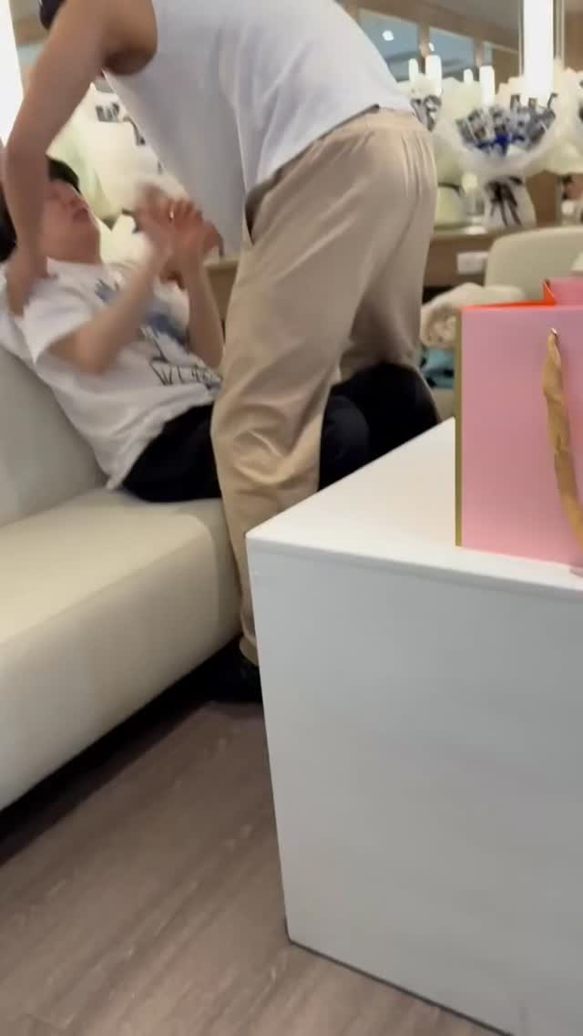 슈퍼쇼 대기실은 대부분 이렇습니다

타팀 : 어떠한 이슈가 생긴다=도와줌
이팀 : 어떠한 이슈가 생긴다=촬영함

촬영한 놈 : 이혁재

※반응 좋으면 내가 찍은 이혁재 버전도 올림🤭