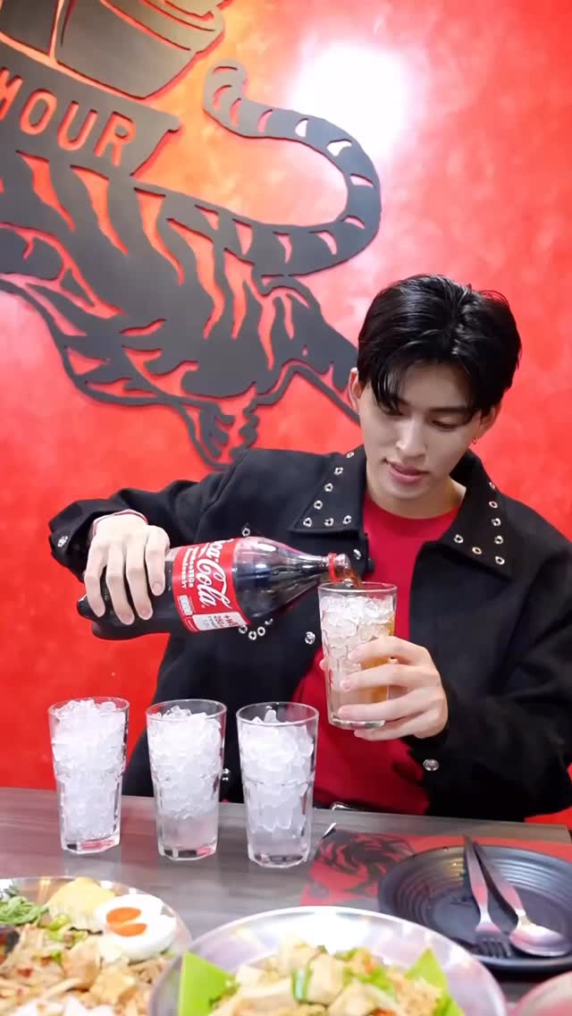 “กินข้าวกันคร้าบบบทุกคน” มีโค้กลิตร แซ๊บหลาย คุ้มอิหลี! 
#โค้กลิตรสุดคุ้ม #ThanksCoke  @phuwintang