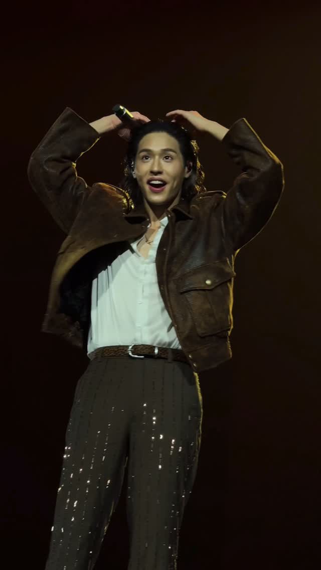 พอมองเข้าไป ข้างในหัวใจมีแต่ You~ 💙 #บิวกิ้นยังมาอยู่นะDay2 

🎤 BIRD x BILLKIN - Oh It’s You 

BILLKIN X BIRDFANFEST 
#BIRDFANFEST20XX 
#แฟนจ๋ามาเสิร์ฟแล้วจ้ะ 
OhItsYou BIRDxBILLKIN
Bbillkin BirdThongchai