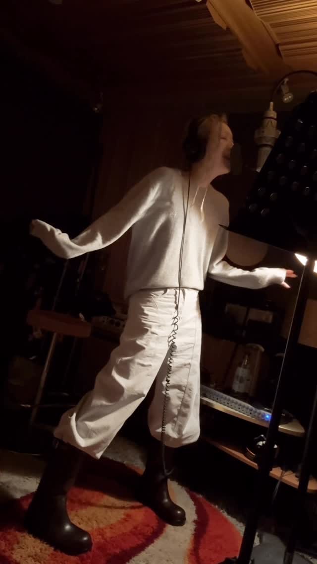 💝💝💝💝
其實，今年一堆歌揀了在手，都未錄. 
2025，對做音樂有一點小糾結大猶豫。
現在，完全找回方向和passion. 🥰
2026，用心做。好好做。
這陣子，躲在studio 全力錄歌. 🎙️🎙️
重新拾回錄歌的火熱。😁
#nomoredoubt
#nomoredelay
Boots: @driesvannoten