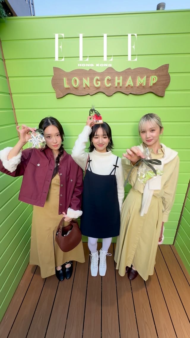 Nancy @nancykwai 、Candy @candywong11111 和Nat @natanoonoo 三人一同現身La Patinoire Longchamp 期間限定活動，三位少女今日的造型充滿法式感覺，她們更分享一系列聖誕禮物推薦！

Nancy (@nancykwai), Candy (@candywong11111), and Nat (@natanoonoo) appeared together at a limited-time event for La Patinoire Longchamp. The three girls’ outfits today were full of French spirit, and they also shared a series of Christmas gift recommendations!

👉🏻follow us @ellehongkong #ellefashion #longchamp