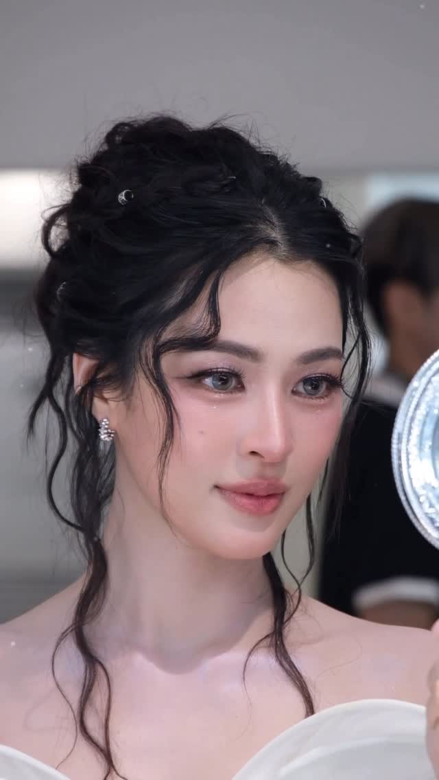 ❄️🪽❄️🪽
@linglingkwong 

Hair @teethory 

#linglingkwong #หลิงออม #หลิงหลิงคอง #แต่งหน้า #ช่างแต่งหน้า #แต่งหน้าทำผม #แต่งหน้าเจ้าสาว #ช่างแต่งหน้าดารา #ช่างแต่งหน้าเจ้าสาว