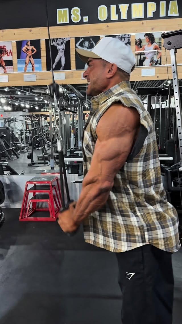 So this was the early hours of the morning when I hit this session in Las Vegas, only 5 hours after winning my third OLYMPIA title - crazy as that sounds I know 🤯 it wasn’t because I felt I had to get back in the gym straight away or anything like that… it was purely to clear my head and try to take it all in.. the gym has always been my therapy and a place I go to switch off from the world. There was no way I was going to sleep after finals and I’m not much of party animal so couldn’t think of anywhere better at that time hahaha.. sad I know but that’s me 😊🤷🏻‍♂️