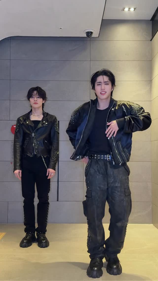 뽀뽀하다 뽀뽀한 

#StrayKids #스트레이키즈 
#한 #HAN 
#아이엔 #I_N 
#YouMakeStrayKidsStay