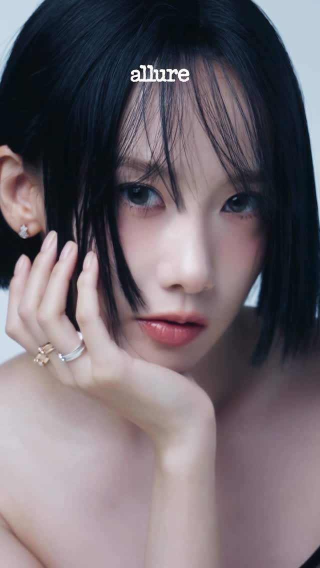 #제작지원 #Allure_Cover
더할 나위 없이 아름답고 우아한 키린과 임윤아의 만남. 그 황홀했던 순간들을 영상에 모두 담았습니다.✨

EDITOR l 황선미
VIDEO | 황상준 
STYLIST l 이보람
HAIR l 조미연
MAKEUP l 정수연
NAIL | 임미성
SET | 장양미
ASSISTANT l 고은

#키린 #Qeelin #QeelinJewellery @qeelinjewellery #임윤아 #윤아 #LIMYOONA #YOONA @yoona__lim